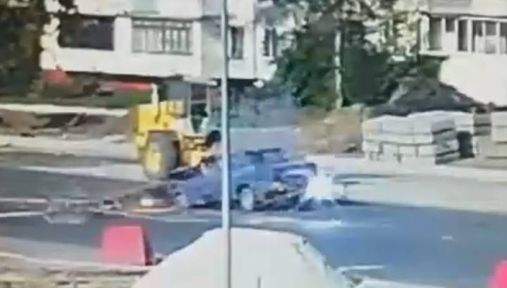 Невероятно повезло: падение столба на легковушку в Брянске попало на видео