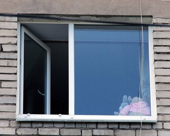 В Глазове из окна пятого этажа выпал двухлетний ребёнок