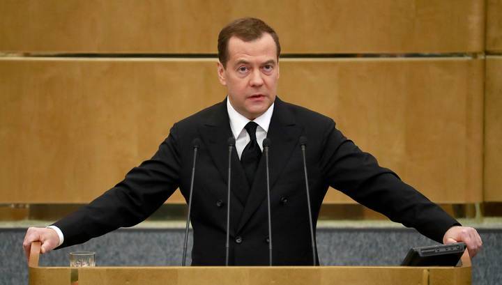 Медведев уточнил, от чего зависит введение четырехдневки