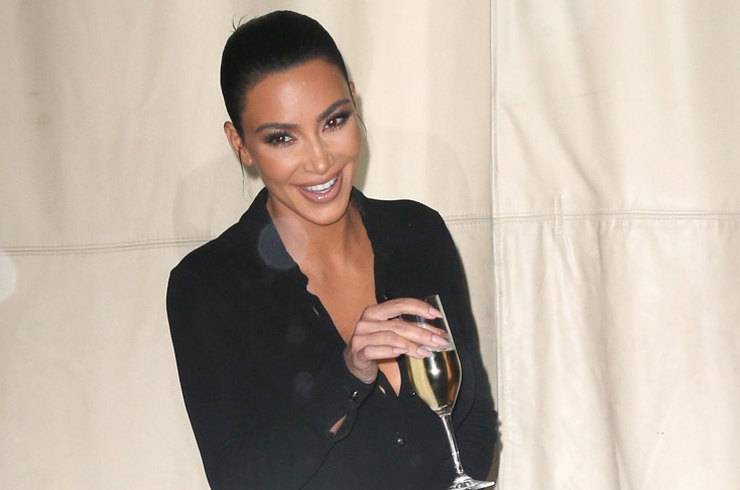 Звезда с шампанским: Ким Кардашьян уличили в нарушении обещания больше не пить