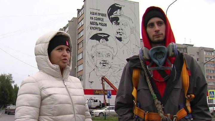 Героическому экипажу "Уральских авиалиний" посвятили граффити в Сургуте
