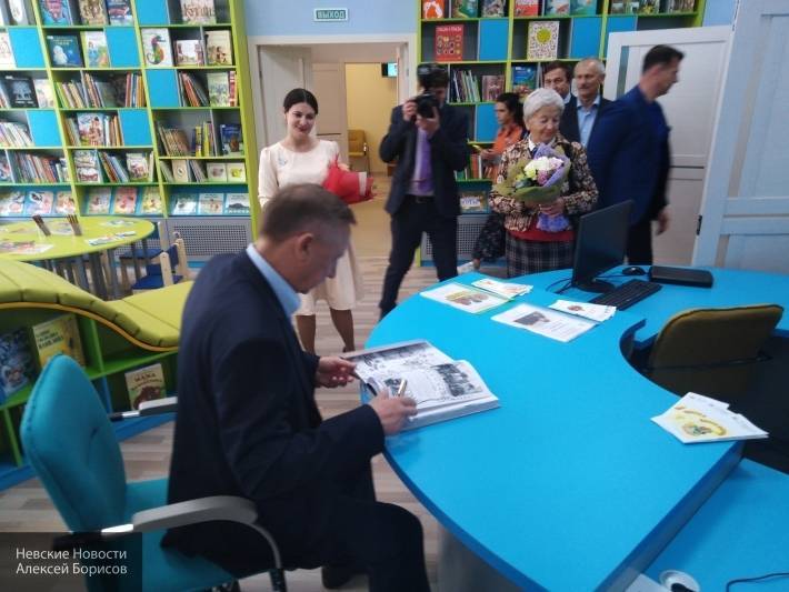 Беглов подарил книгу со своим автографом новому книжному пространству на Богатырском