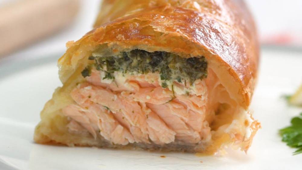 Пирог с красной рыбой: рецепт, ингредиенты, варианты приготовления