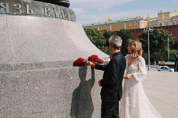 Собчак и Богомолов в день свадьбы возложили цветы князю Владимиру