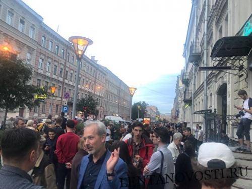 В Петербурге оппозиция, победившая на выборах в центре города, вышла на стихийный митинг
