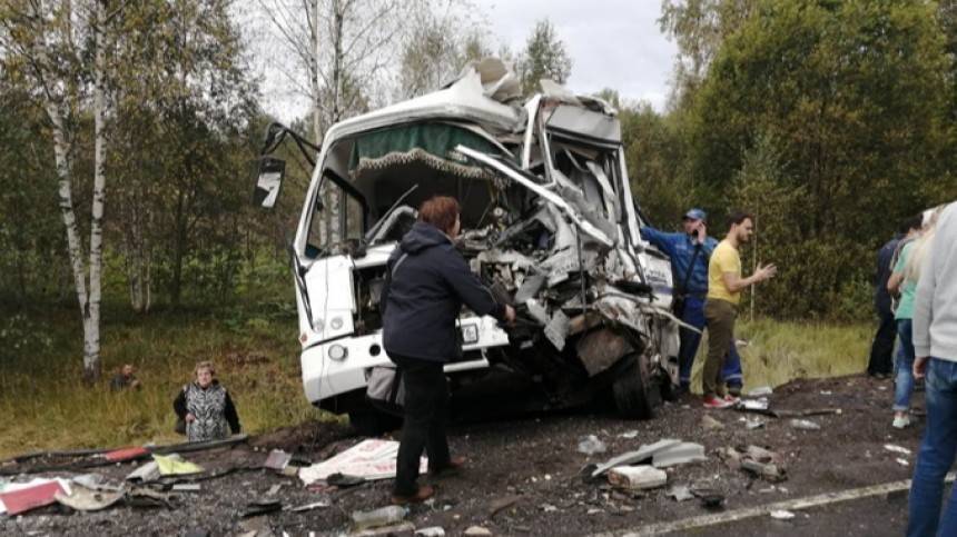 «Я вылетел через заднее стекло»: Пассажир о смертельной аварии под Ярославлем