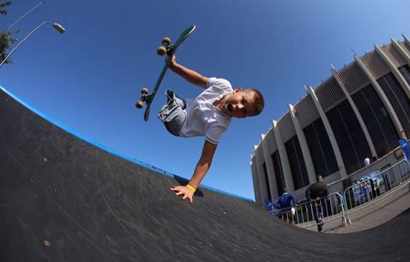 Видео: российский 10-летний скейтер без ног покорил мировую звезду