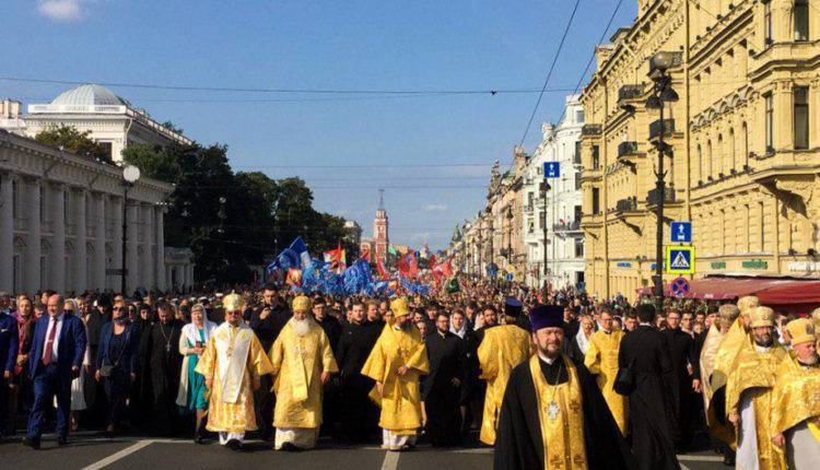 Тысячи верующих вышли в центр Петербурга в День Александра Невского