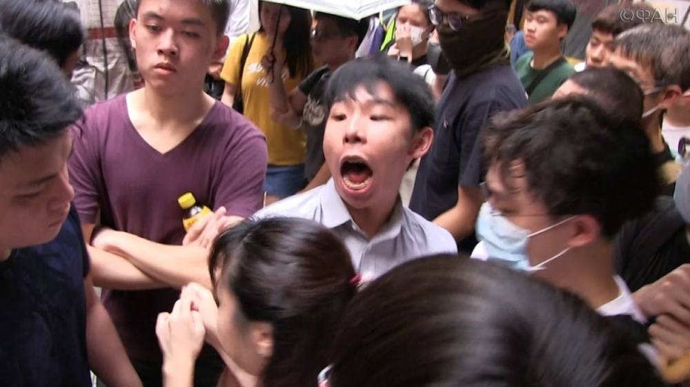 Оппозиция в Гонконге перешла к методам Майдана и жестоко избивает китайцев с материка