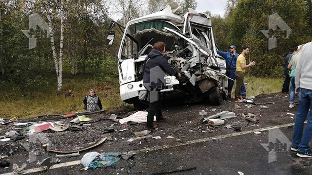 Груда металла: последствия столкновения автобуса и фуры под Ярославлем