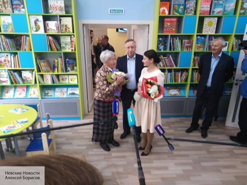 Беглов подарил книгу с автографом новой библиотеке «Авиатор»