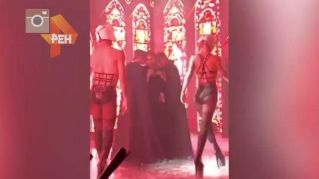 Жаркие танцы Собчак с монахами-трансвеститами сняли на свадьбе