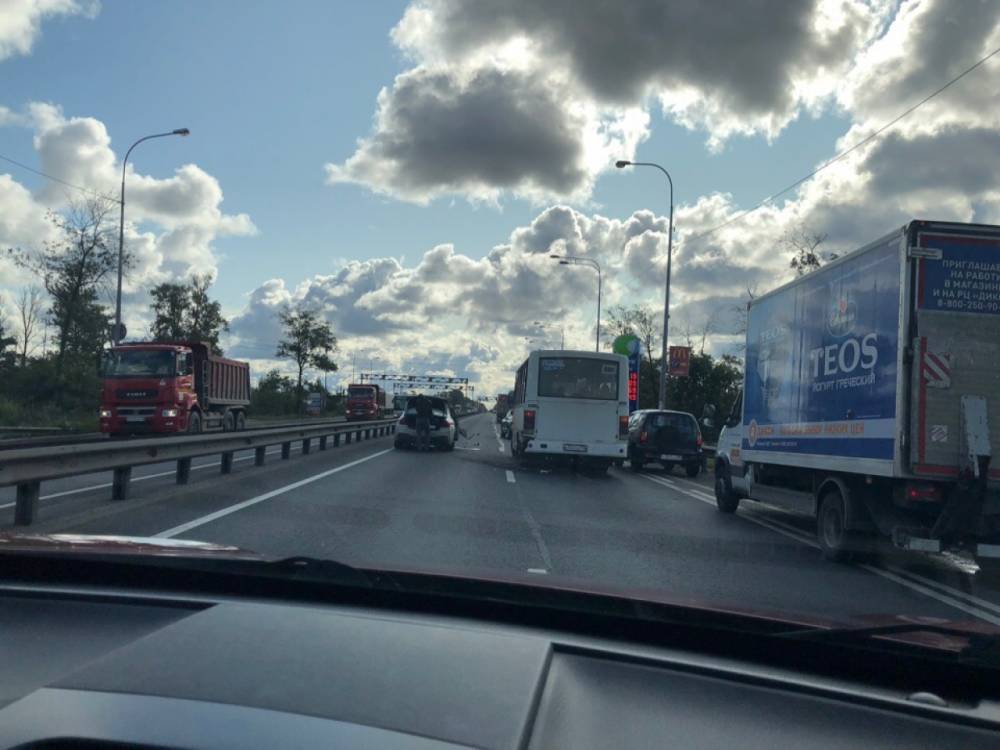 У «Ленты» на Московском шоссе из-за ДТП собирается пробка