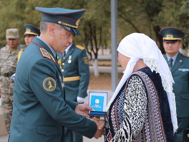 Глава Минобороны Казахстана вручил ордена семьям погибших в Арыси