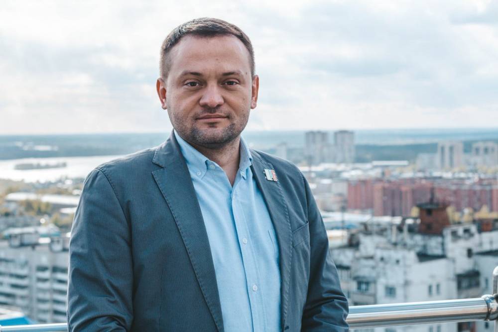 К координатору штаба Навального в Новосибирске снова пришли с обыском. Его жену увезла скорая