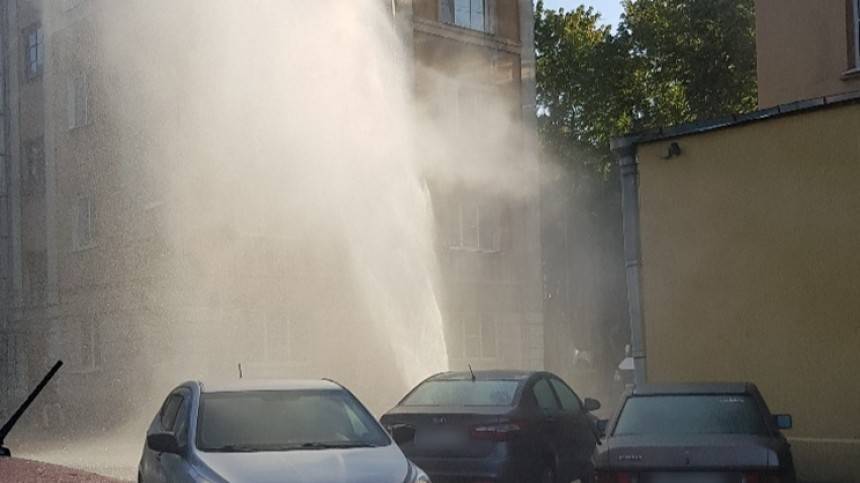 Забивший в Петербурге гейзер с горячей водой украсила радуга
