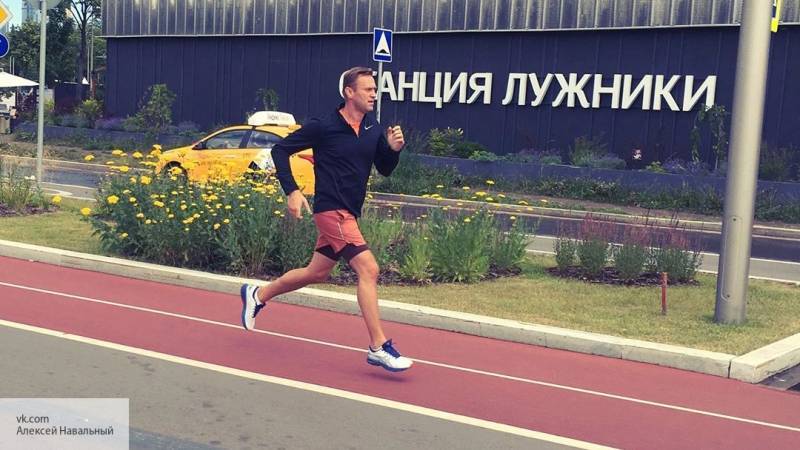 Навальный сбежал из России после прошедших обысков в его штабах