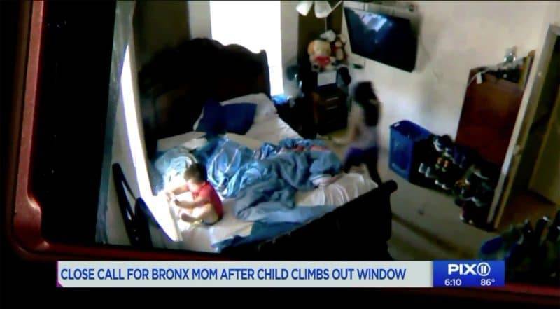 В ужасающем видео 3-летний мальчик с аутизмом вытаскивает кондиционер и вылезает из окна 7-го этажа