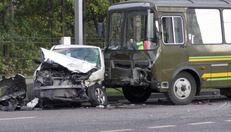 Военный автобус врезался в две легковушки в Москве