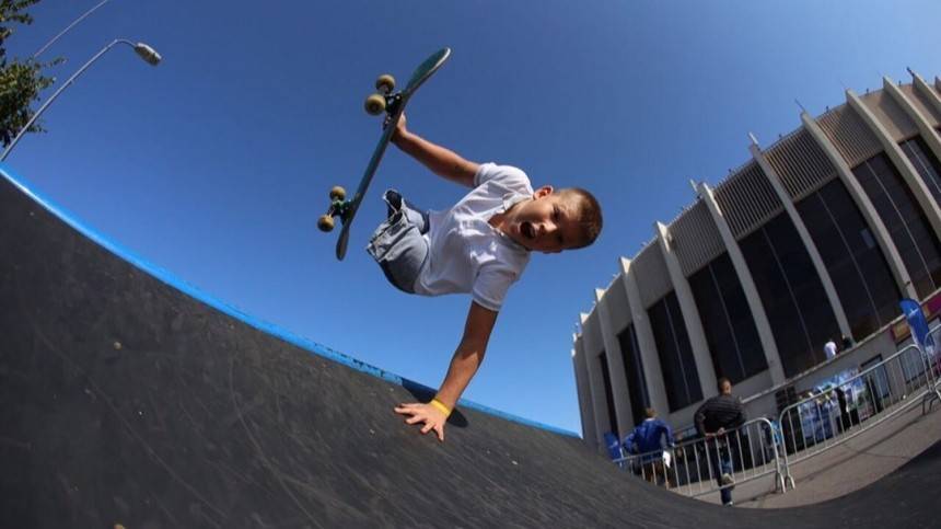 Видео: 10-летний российский скейтер без ног покорил американскую звезду