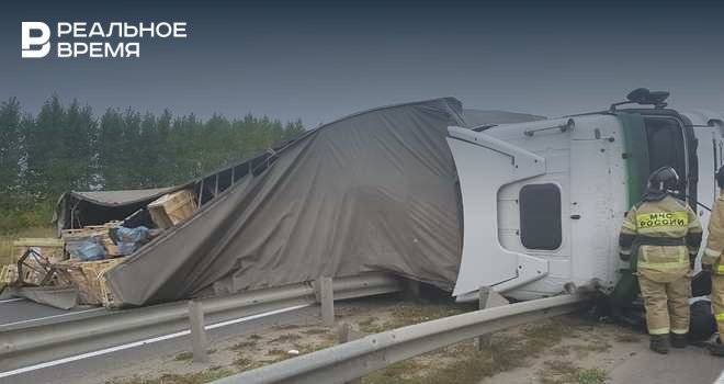На трассе М-7 в Татарстане опрокинулся грузовик и перекрыл движение, его должны восстановить сегодня