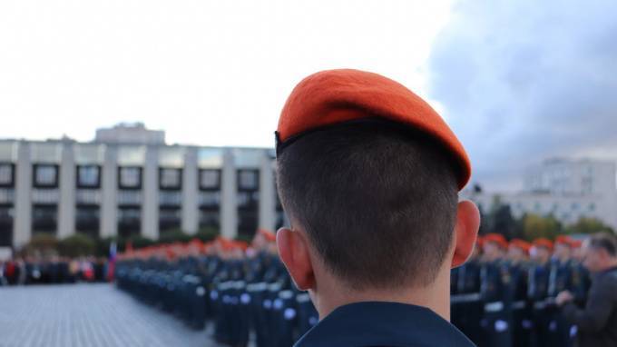 Будущие пожарные принесли присягу на площади Победы в Петербурге