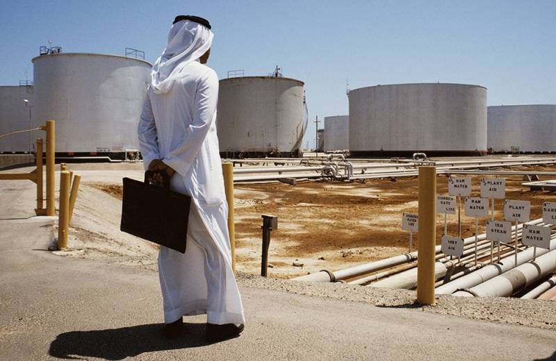 Добыча нефти в Саудовской Аравии рухнула в два раза после атаки дронов на НПЗ