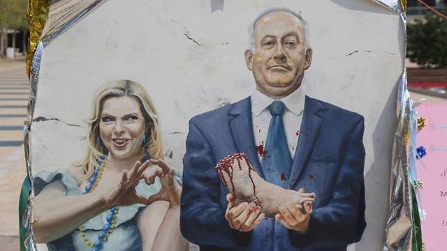 Картина маслом: в Тель-Авиве выставили портрет Нетаниягу с оторванной ногой в руках