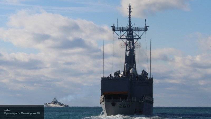 Черноморский флот следит за десантным кораблем ВМС США в Черном море