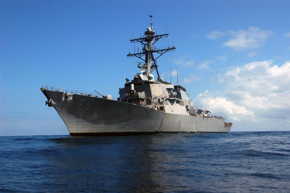 Российские военные наблюдают за кораблем ВМС США в Черном море