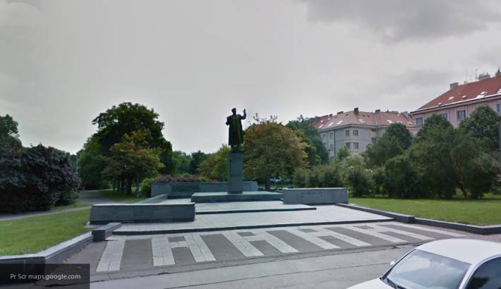 В Севастополе прошел пикет против переноса памятника генералу Коневу в Праге