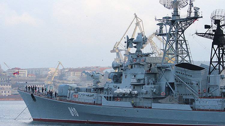 Черноморский флот сопровождает корабль ВМС США в Черном море