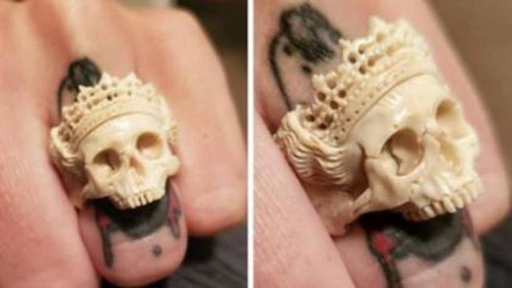 В США женщина получила от мужа кольцо из человеческой кости