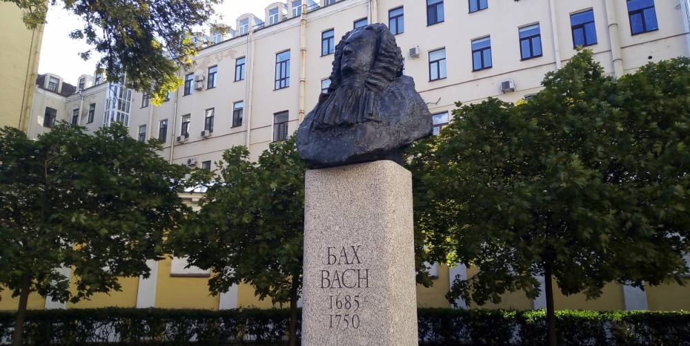 Новый памятник Иоганну Себастьяну Баху открыли перед зданием Петрикирхе на Невском
