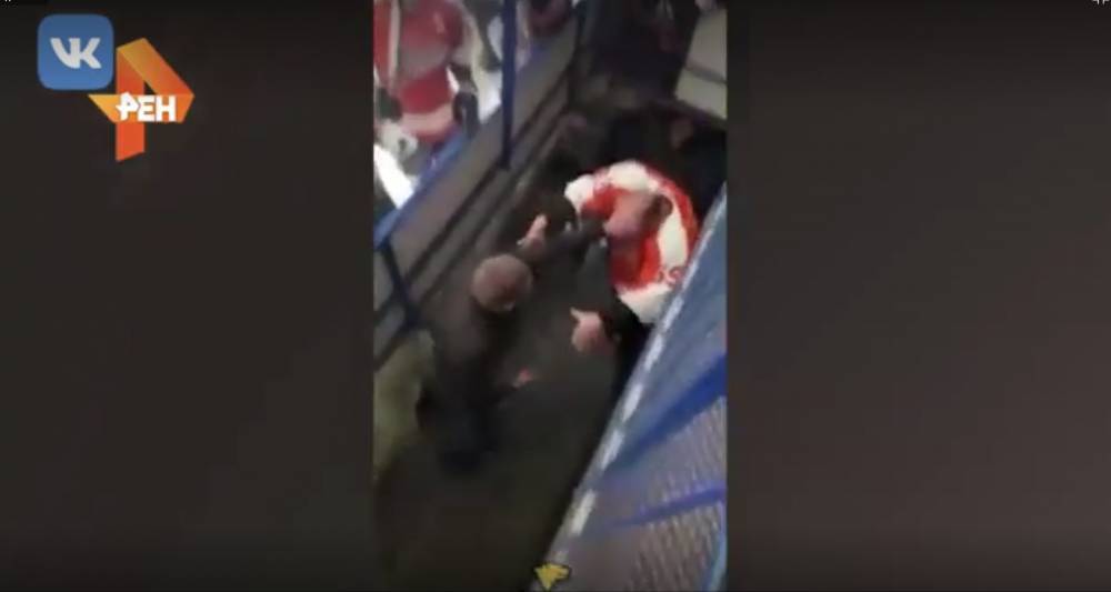 Видео: болельщики избили  хоккеиста на матче в Новосибирске