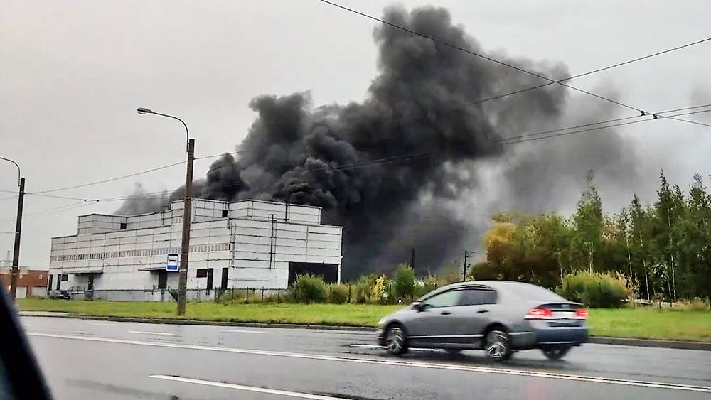 Появилось видео серьезного пожара на подстанции в Петербурге