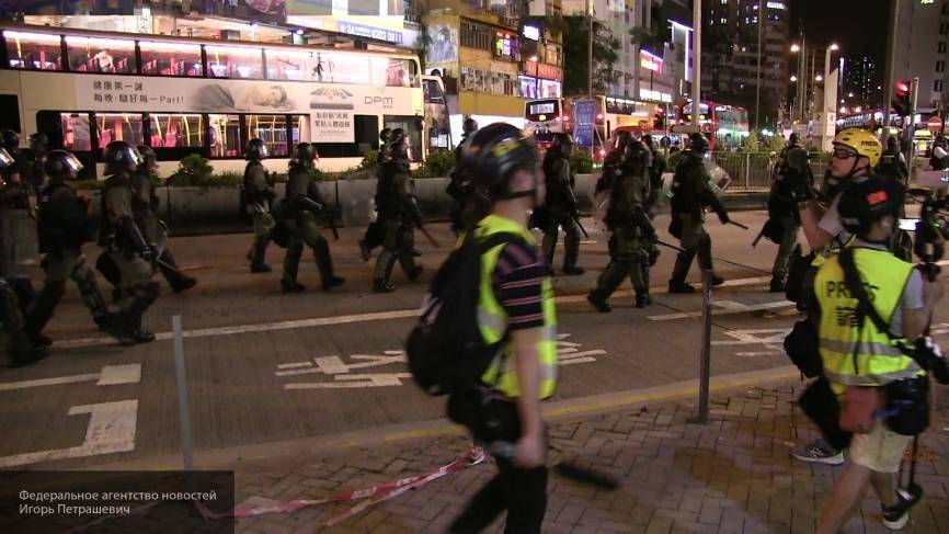 Новые столкновения с протестующими начались в Гонконге
