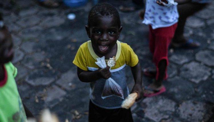 Нурмагомедов пожертвовал деньги на воду детям в Африке