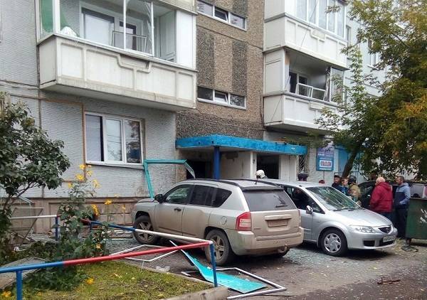 Пять машин пострадали при хлопке в жилом доме в Красноярске