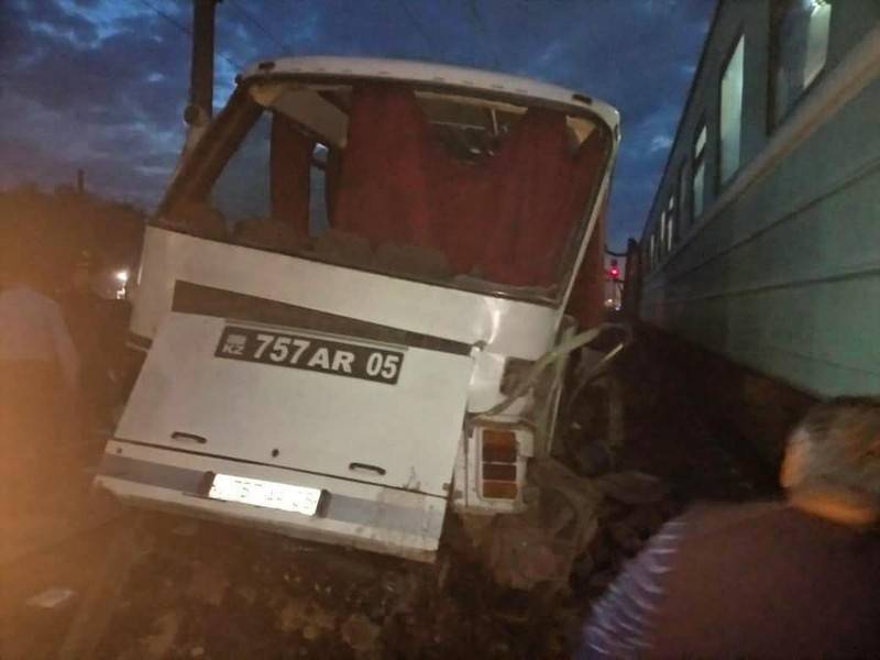 Автобус и поезд столкнулись на юго-востоке Казахстана