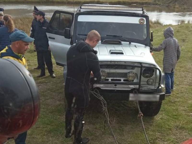 Трое погибли при падении автомобиля в реку на Урале