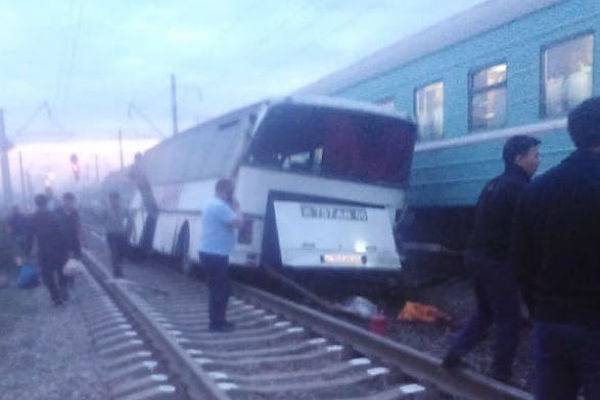 В Казахстане поезд на полном ходу столкнулся с автобусом