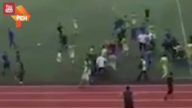 Видео: футболисты устроили массовую драку на поле в Махачкале