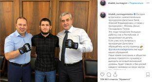 Пользователи соцсетей раскритиковали Нурмагомедова за фото с прокурорами