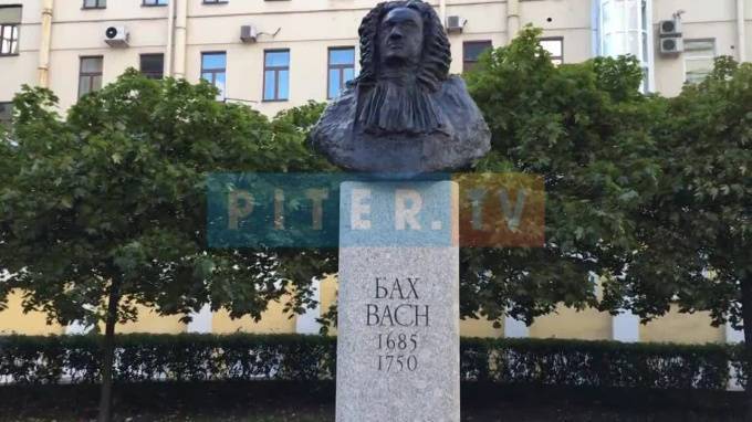 Памятник Иоганну Себастьяну Баху открыли в Петербурге