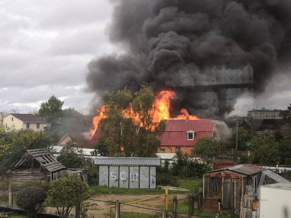 Пожарные тушат гаражные боксы в Североморске