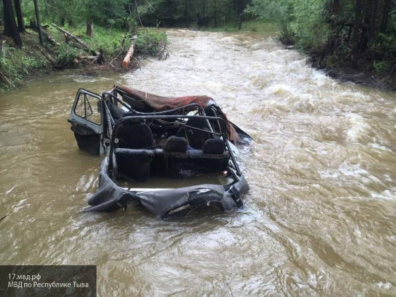 Три человека погибли при попытке пересечь реку вброд на УАЗ под Екатеринбургом