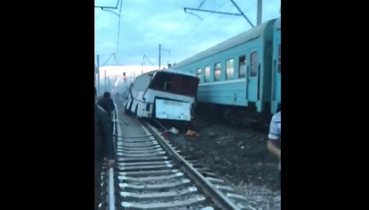 Поезд протаранил автобус с пассажирами, застрявший в пробке на переезде. Видео