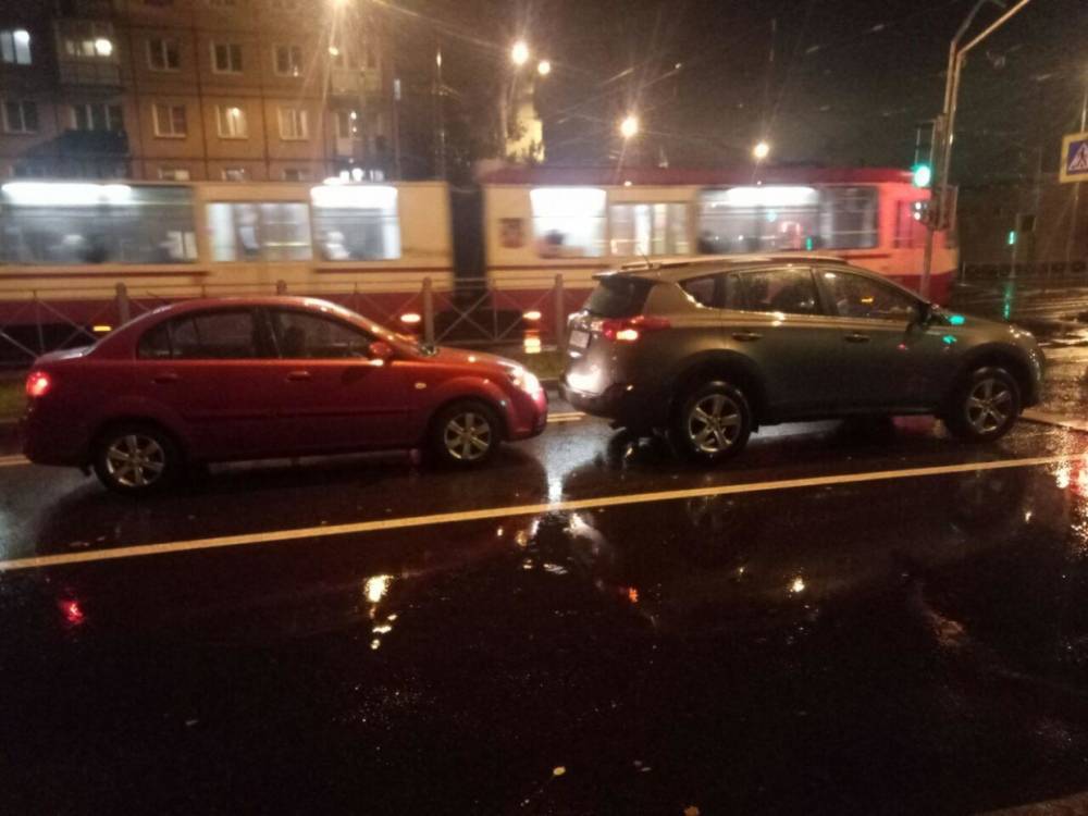 На Новочеркасском автоледи попала в аварию и образовала на дороге затор