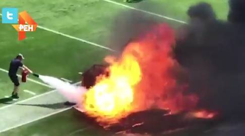 Видео: футбольное поле загорелось во время матча